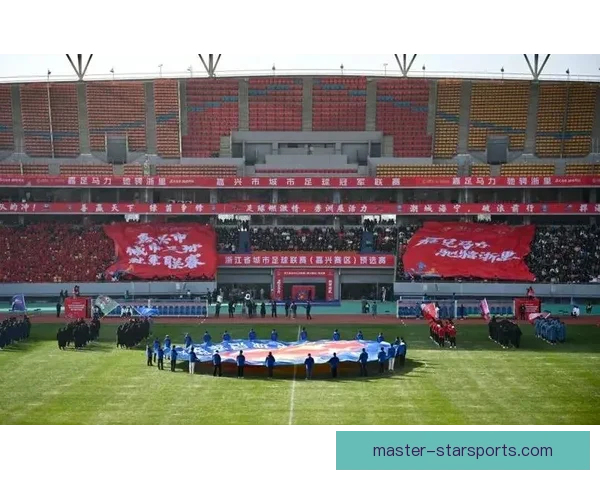 中国足球联赛新赛季揭幕战精彩纷呈，强队迎来激烈对决，球迷热情高涨